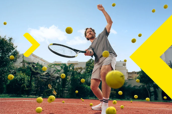 Dečko igra tenis nakon otvaranja svog prvog iRačuna