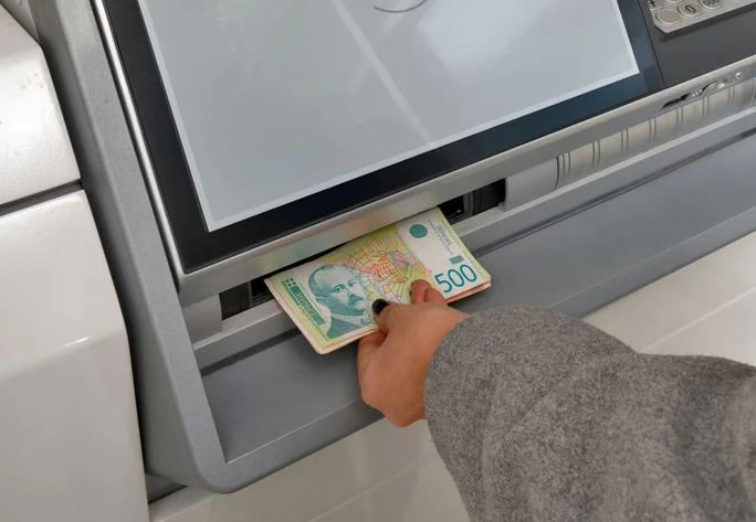 Podizanje novca na bankomatu Raiffeisen